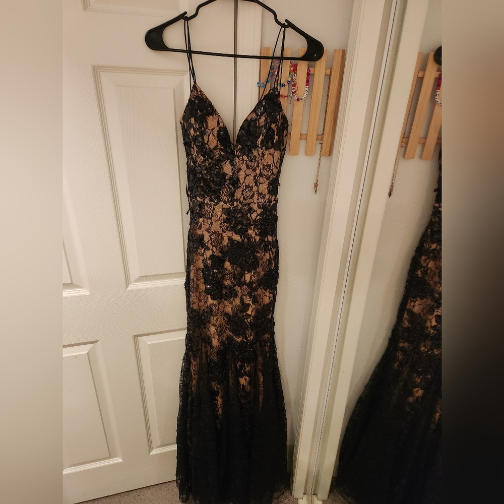 Elegant Black Lace Evening Gown
